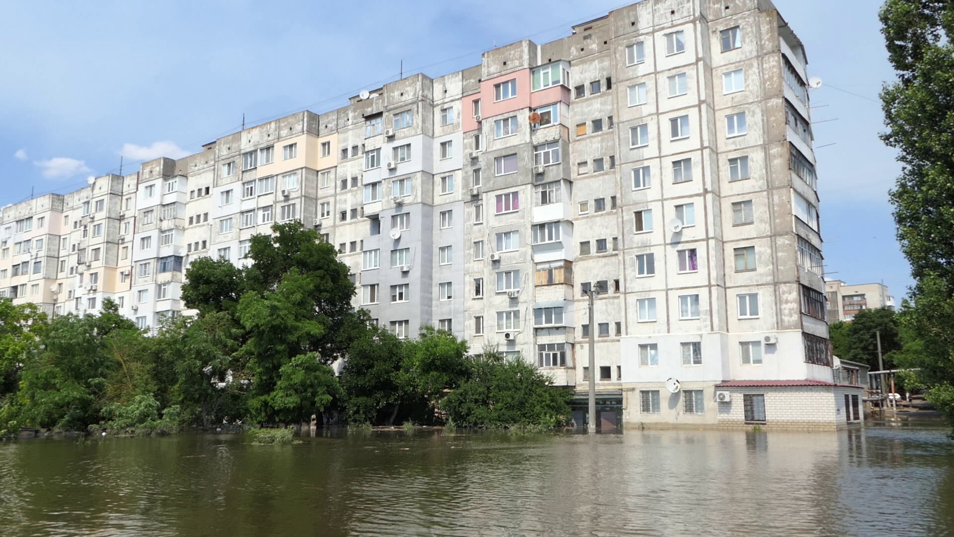 Затоплена багатопеверхівка у Херсоні, фото: investigator.org.ua