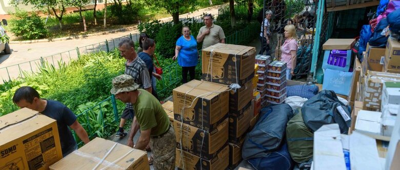 Вода, харчі, човни, генератори, помпи та корм для тварин: Порошенко привіз у Херсон допомогу