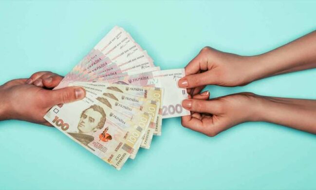 Грошова допомога: українці можуть отримати виплати від Червоного Хреста та МОМ