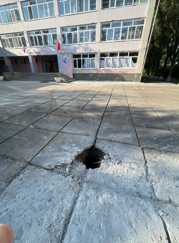 одвір’я токмацької школі, куди нібито влучив HIMARS. Фото: окупаційний Телеграм-канал