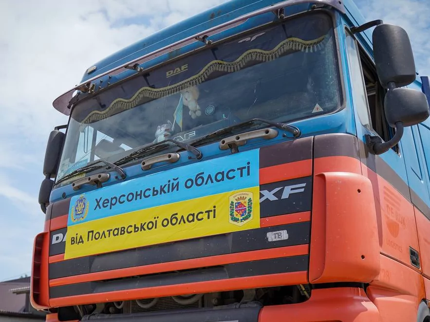 Питна вода, човни, сантехніка: Полтавщина передала допомогу жителям Херсонщини