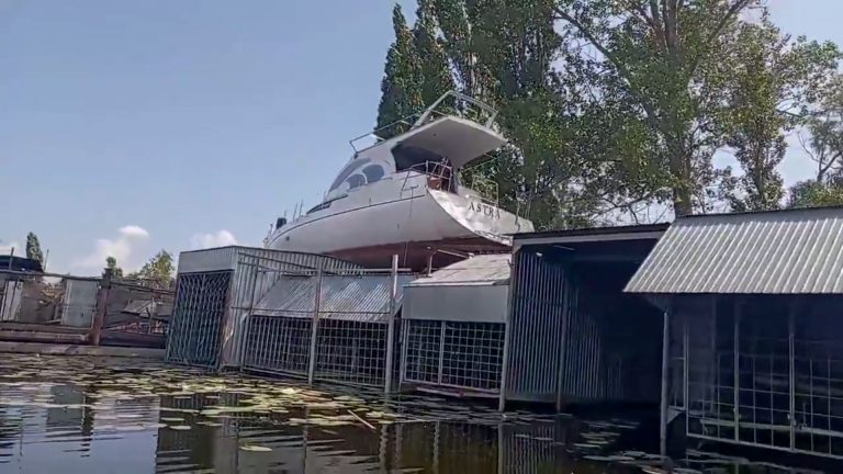Безлад, човни та яхти на дахах: як зараз виглядає 9-й причал в Херсоні