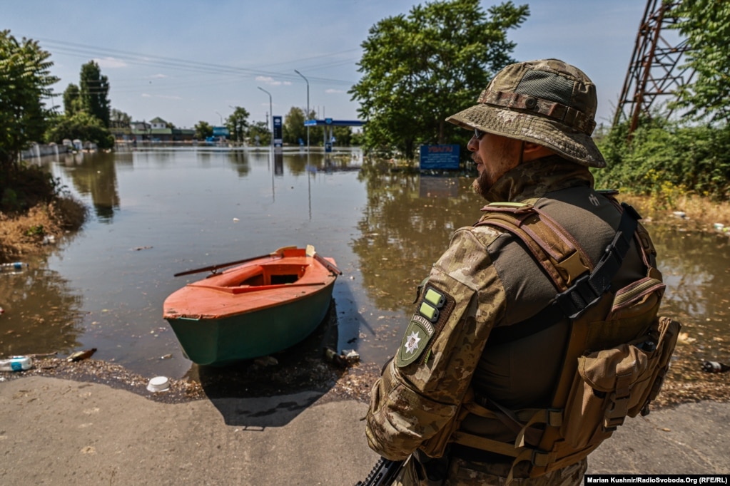 Руйнування Каховської ГЕС, кажуть фахівці, наразило на ризик велику кількість цивільного населення і створило загрозу для системи охолодження реакторів Запорізької АЕС