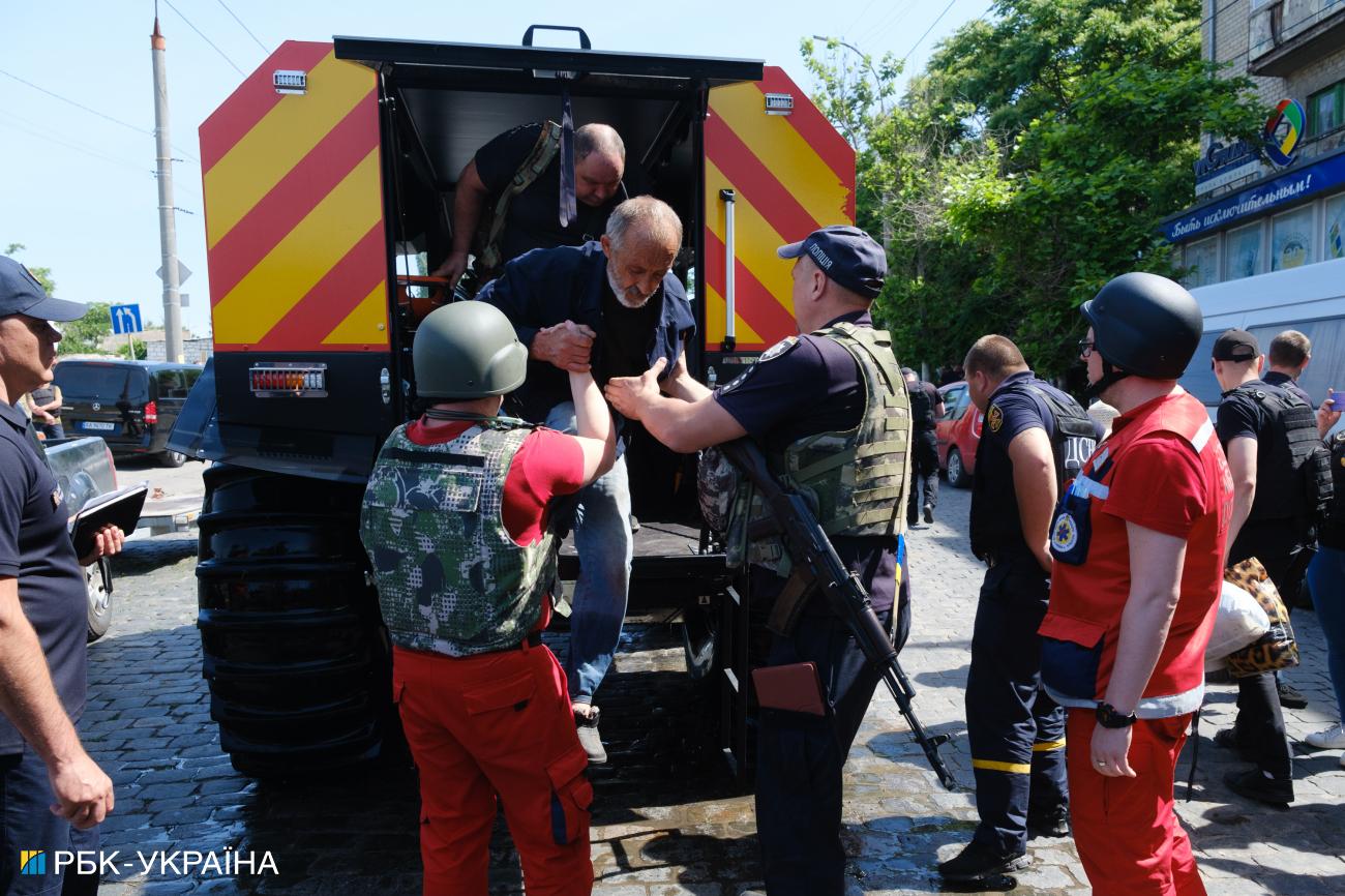"Розстріляли, зґвалтували, а тепер затопили". Як Херсон потерпає від повені після підриву ГЕС