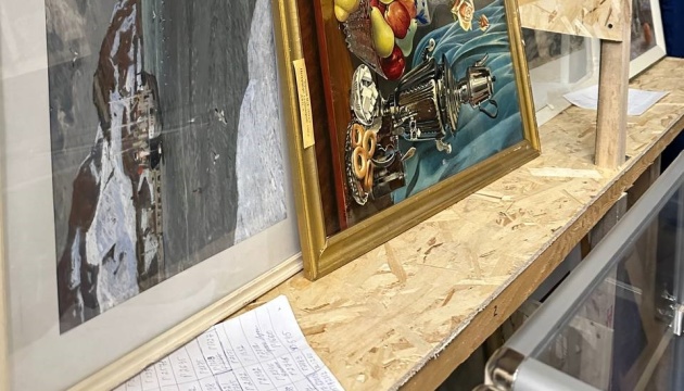 Херсонські музейники ідентифікували ще три картини, вкрадені росіянами