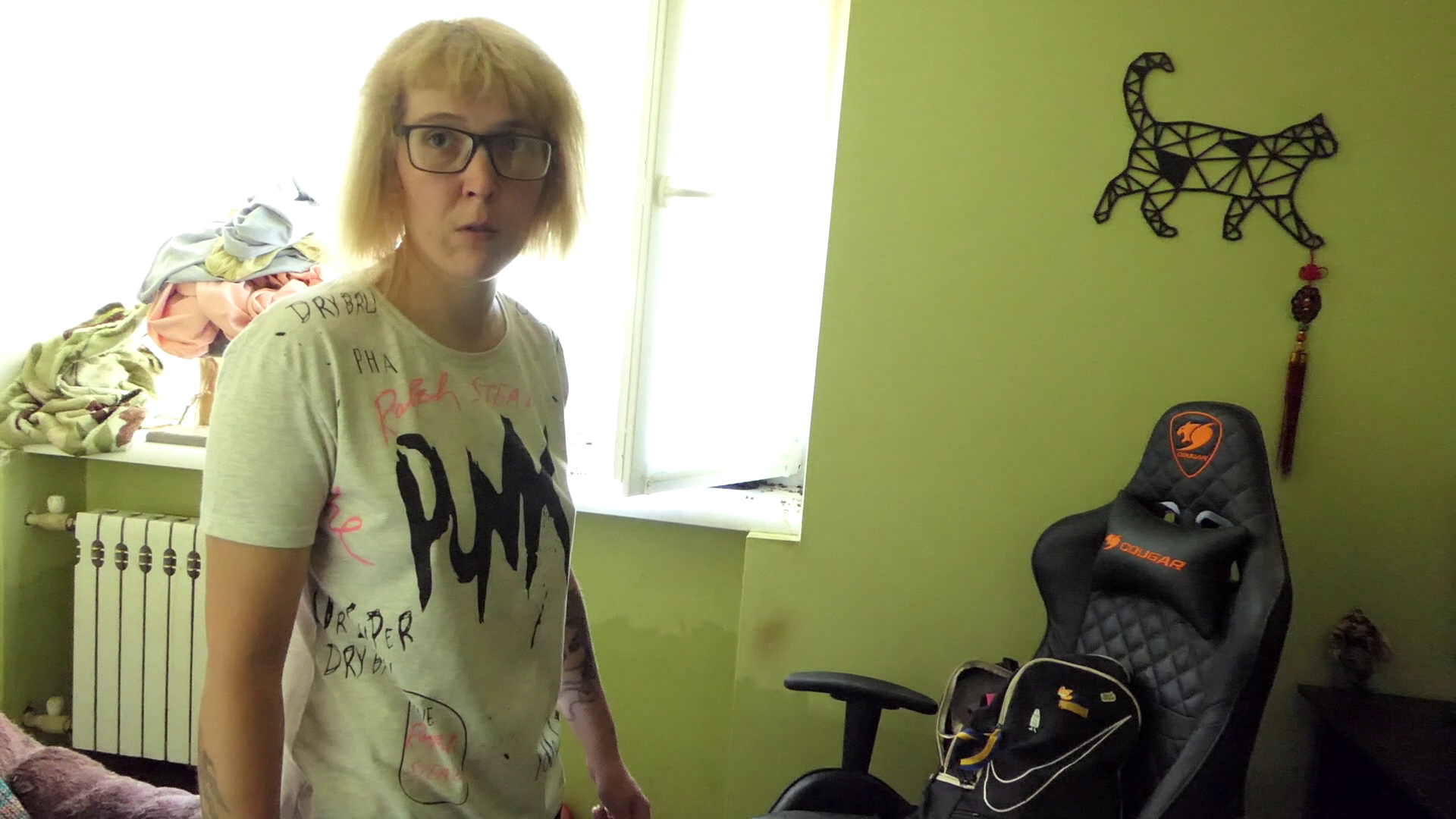 Херсонка Ольга розглядає свою підтоплену квартиру, фото: investigator.org.ua