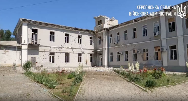 У Херсонській ОВА показали наслідки ранкового обстрілу міста  