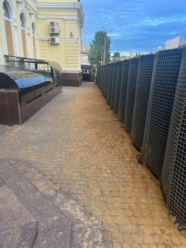 В Херсоні на залізничному вокзалі встановили габіони