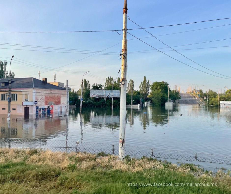 В Херсоні не припиняється евакуація, люди рятуються на дахах (ФОТО) 19