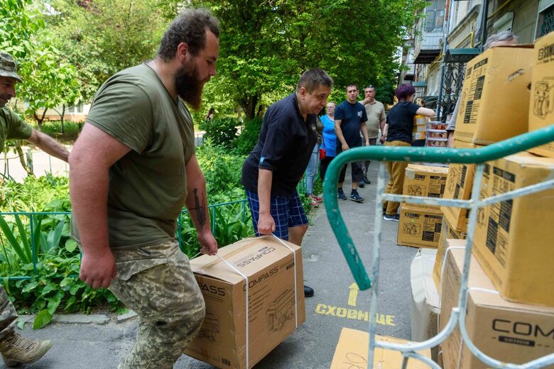 Вода, харчі, човни, генератори, помпи та корм для тварин: Порошенко привіз у Херсон допомогу 04