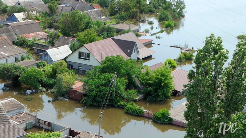 Фоторепортаж із підтопленої херсонської багатоповерхїівки