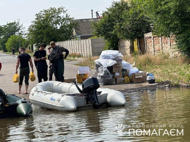 Волонтери із Дніпропетровщини допомогли 200 родинам, які постраждали від підтоплення через підрив Каховської ГЕС
