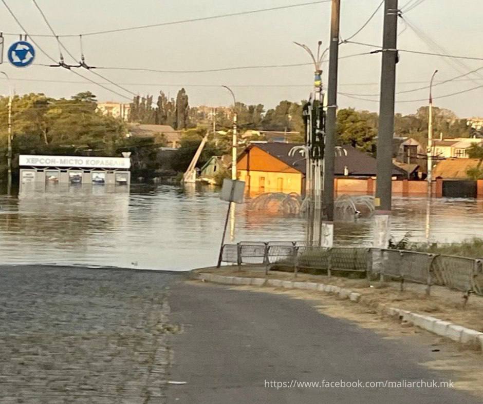 В Херсоні не припиняється евакуація, люди рятуються на дахах (ФОТО) 17
