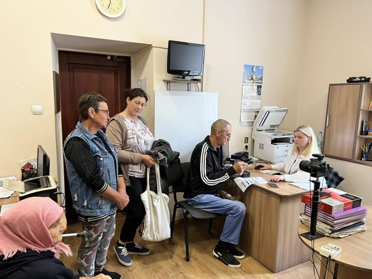 Врятовані з лівого берега херсонці відновлюють документи в підрозділах ДМС