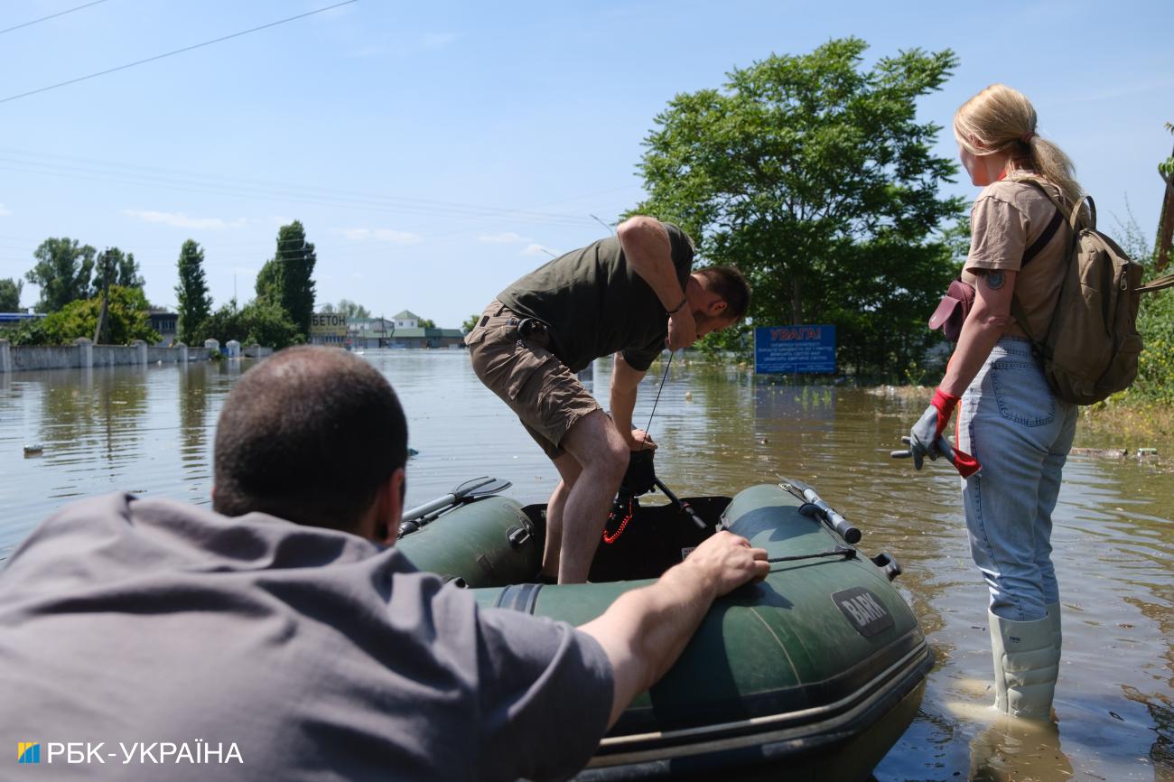 "Розстріляли, зґвалтували, а тепер затопили". Як Херсон потерпає від повені після підриву ГЕС