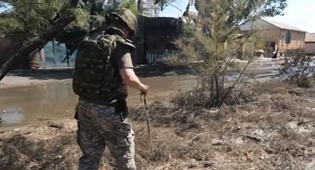 На Херсонщині вибухотехніки поліції спільно з іншими підрозділами обстежують території, де відступила вода