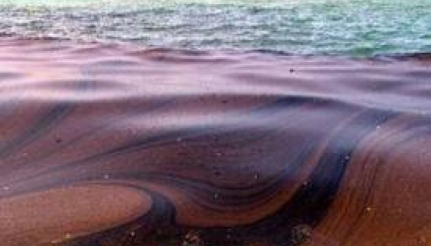 Підрив росіянами Каховської ГЕС: близько 150 тонн мастила й нафти дрейфують Дніпром до моря