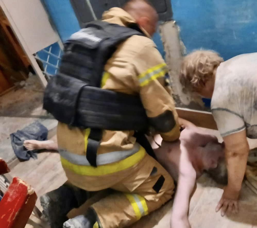 У Херсоні рятувальники дістали з-під завалів чоловіка