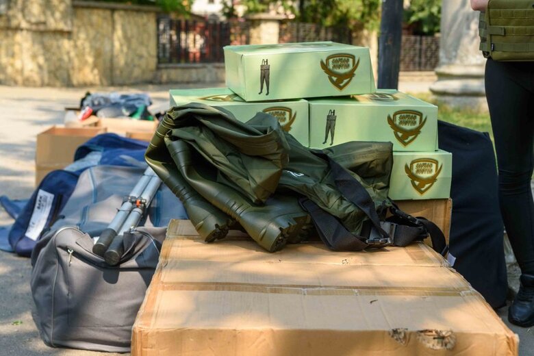 Вода, харчі, човни, генератори, помпи та корм для тварин: Порошенко привіз у Херсон допомогу 08