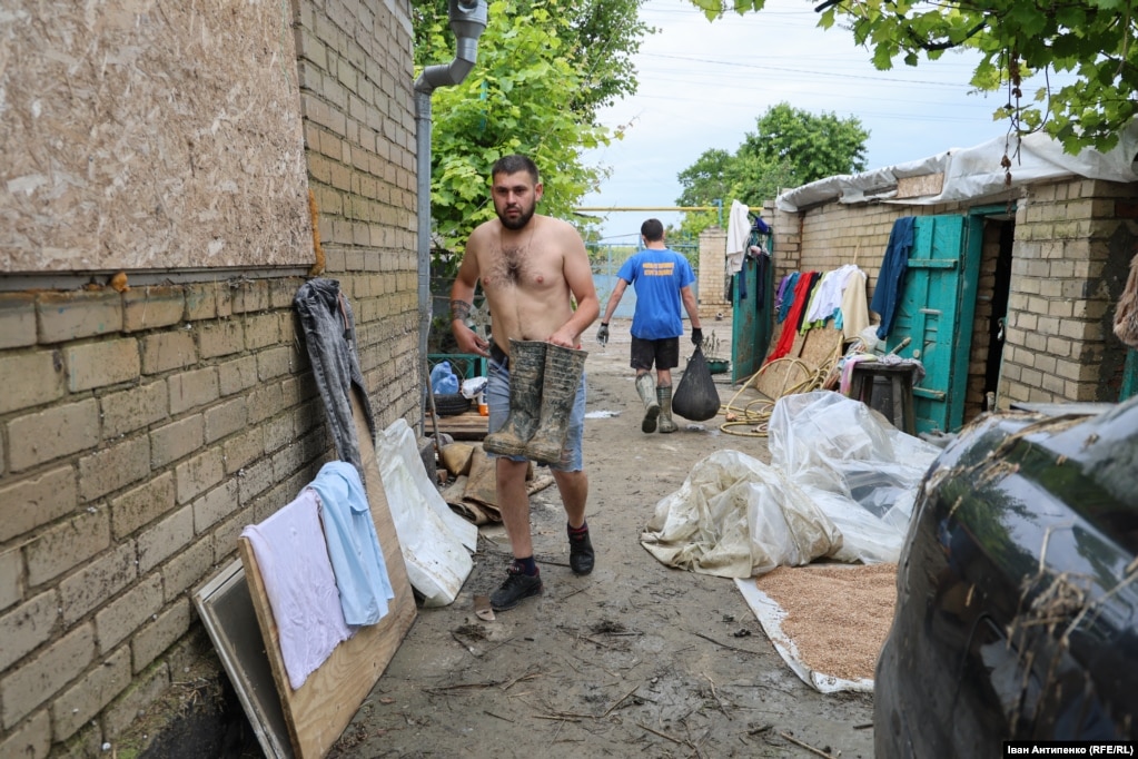 Родина Миколи намагається врятувати своє майно після підтоплення