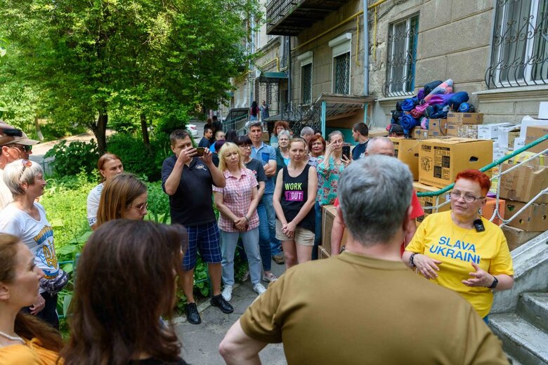 Вода, харчі, човни, генератори, помпи та корм для тварин: Порошенко привіз у Херсон допомогу 02