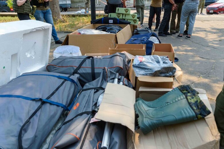 Вода, харчі, човни, генератори, помпи та корм для тварин: Порошенко привіз у Херсон допомогу 06