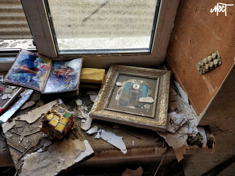 Сирий одяг у мокрих шафах: що коїться всередині затоплених будинків у Корабельному районі Херсона