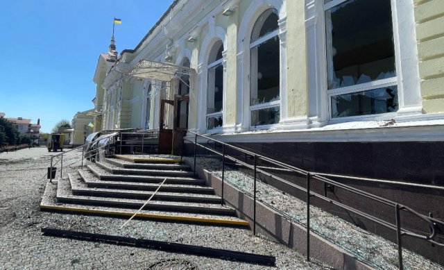 Мешканців Херсона попереджають про можливий обстріл залізничного вокзалу