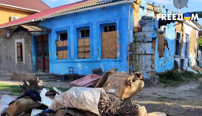 “Ні війна не зламала, ні ці обстріли, ні потоп”: у Херсоні ліквідовують наслідки підтоплення після підриву Каховської ГЕС