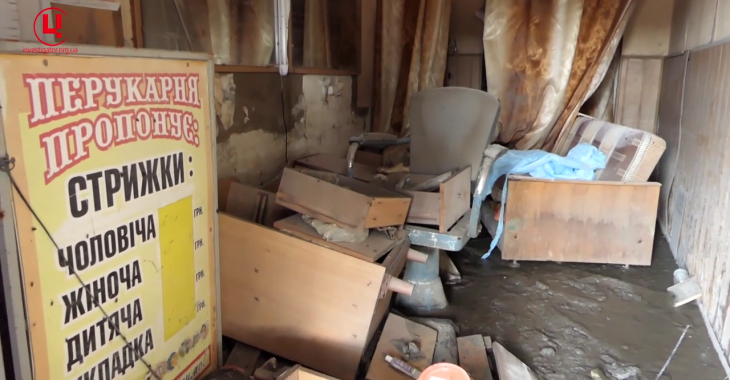 Люди ходять за грошима. Допомога потерпілим від затоплення херсонцям