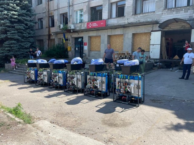 Громади на Херсонщині отримала від благодійників 12 установок очищення води