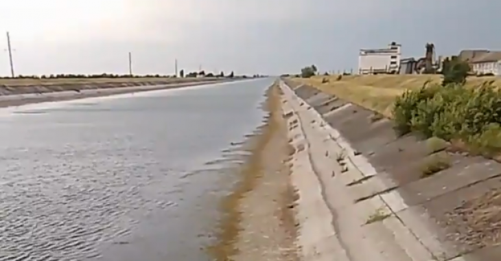 Залишки води з Каховського магістрального каналу окупанти перекидають до Бердянська і забороняють до нього підходити місцевим