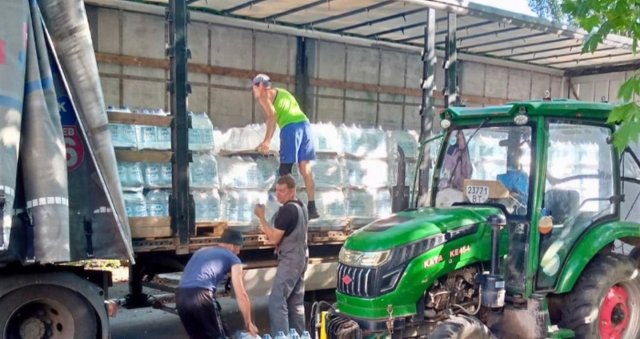 В деокуповані села Новокаховської громади передали чергову партію води