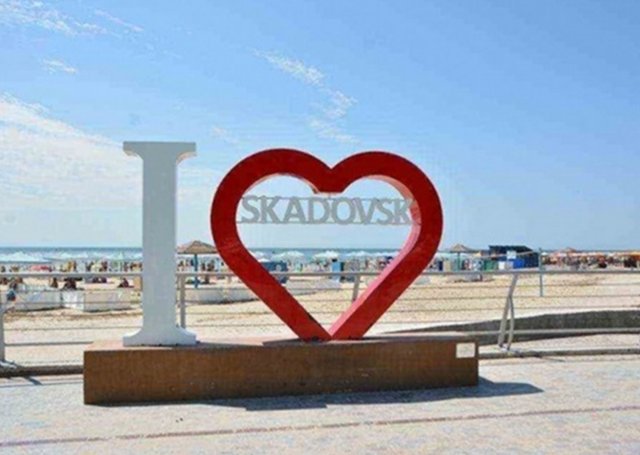 Перед «виборами» у Скадовську імітують райське життя