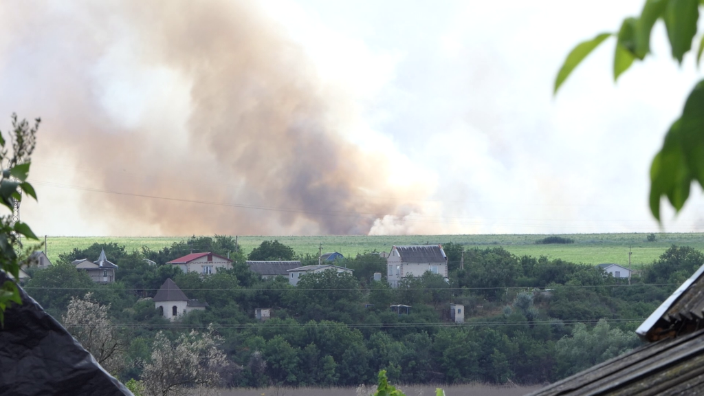 Пожежа поблизу села Микільське, спричинена російськими обстрілами 