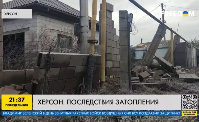 За три тижні після підриву росіянами Каховської ГЕС жителі Херсона повертаються до зруйнованих водою будинків