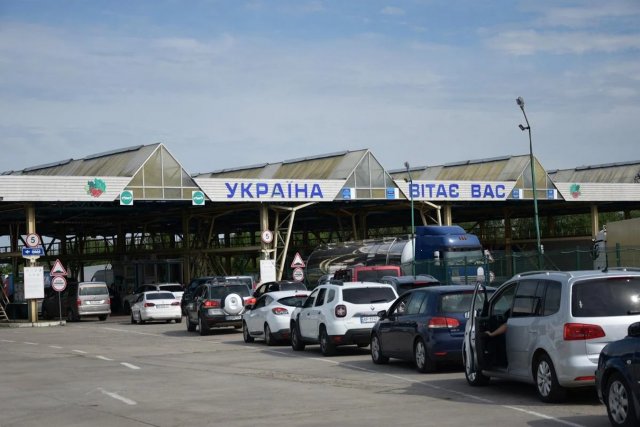 В Україні вводять електронні черги на перетин кордону для легковиків і автобусів