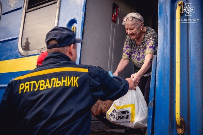 Черговий евакуаційний потяг з Херсонщини прибув на Хмельниччину