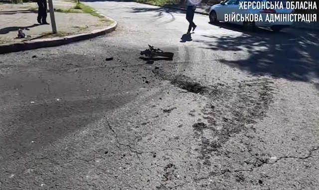 Кількість поранених унаслідок ранкового обстрілу Херсона зросла до чотирьох. В ОВА показали наслідки