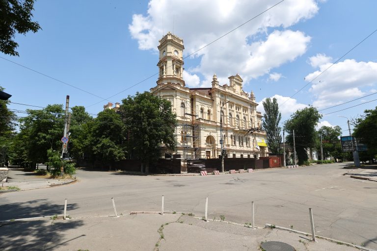 Херсонський музей ідентифікував ще одну картину, яку викрали окупанти