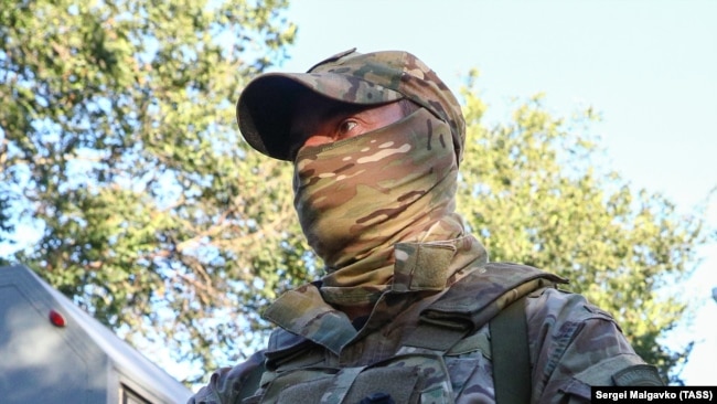 На предприятиях в оккупации часто устраивают «маски-шоу» – Батурин. Фото иллюстрационное