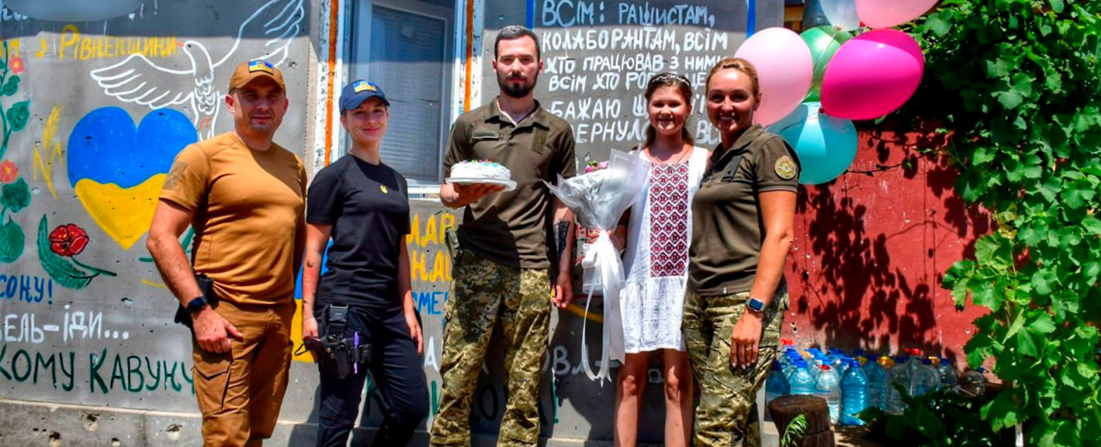 На Херсонщині привітали з Днем народження юну патріотку, яка перетворила свій дім на артоб’єкт