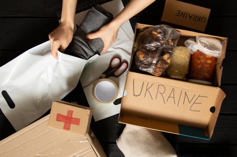 Консервація та навіть шматочок сала: яку гуманітарну допомогу надсилають херсонцям