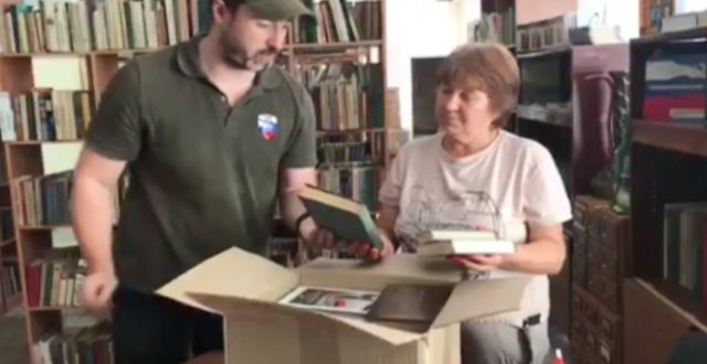 Евакуйованим з Рикового рашисти привезли книги «про красоту»
