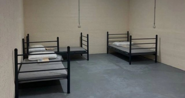 В одному з укриттів Херсона поставили ліжка