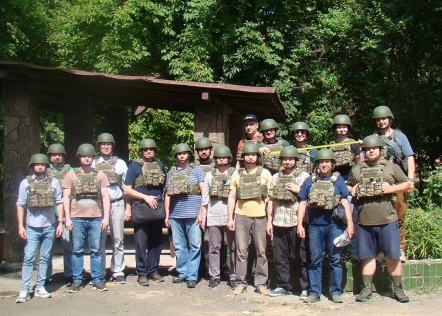 У касках та бронежилетах: архітектори й будівельники з Полтавщини обстежують понівечені оселі в Херсоні