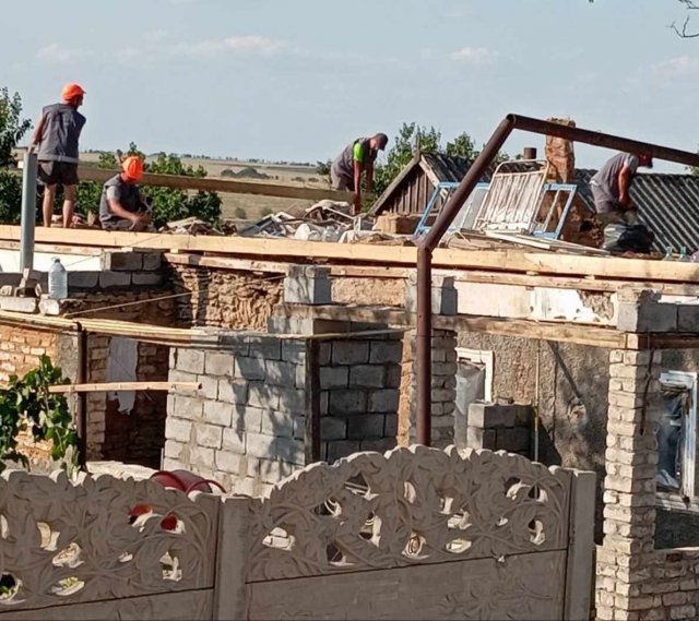 Прикарпатські волонтери відновлюють зруйновані будинки на Херсонщині