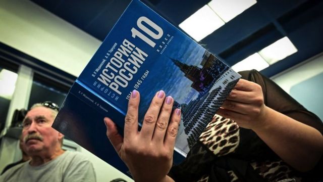 "Спецоперація" і "український неонацизм". У Росії переписали підручник історії