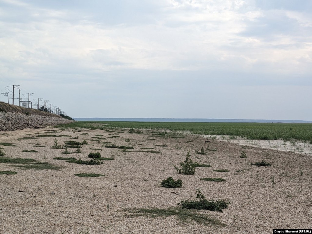 З цього місця видно тимчасово окуповану Василівку. До неї майже 15 кілометрів.