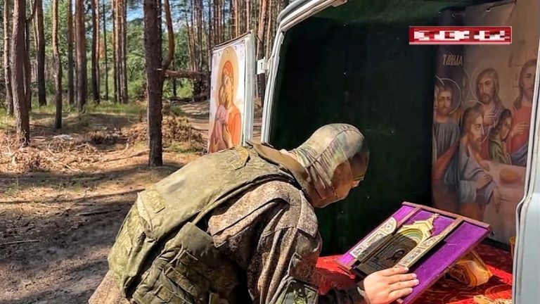 Ікону, яку окупантам подарував Путін під час відвідування Херсонщини, возять на ворожі позиції у «храмі на колесах»